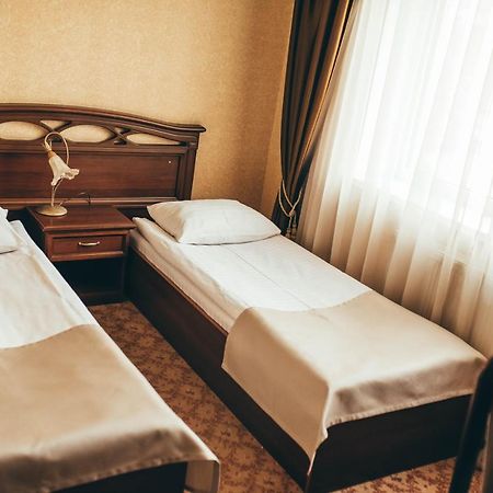 Hotel-Restaurant Lyube Plus Khmelʼnytsʼkyy Buitenkant foto
