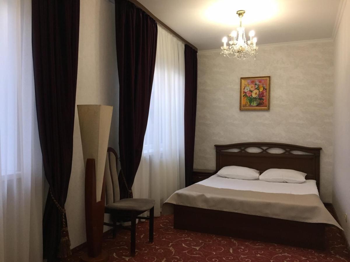 Hotel-Restaurant Lyube Plus Khmelʼnytsʼkyy Buitenkant foto