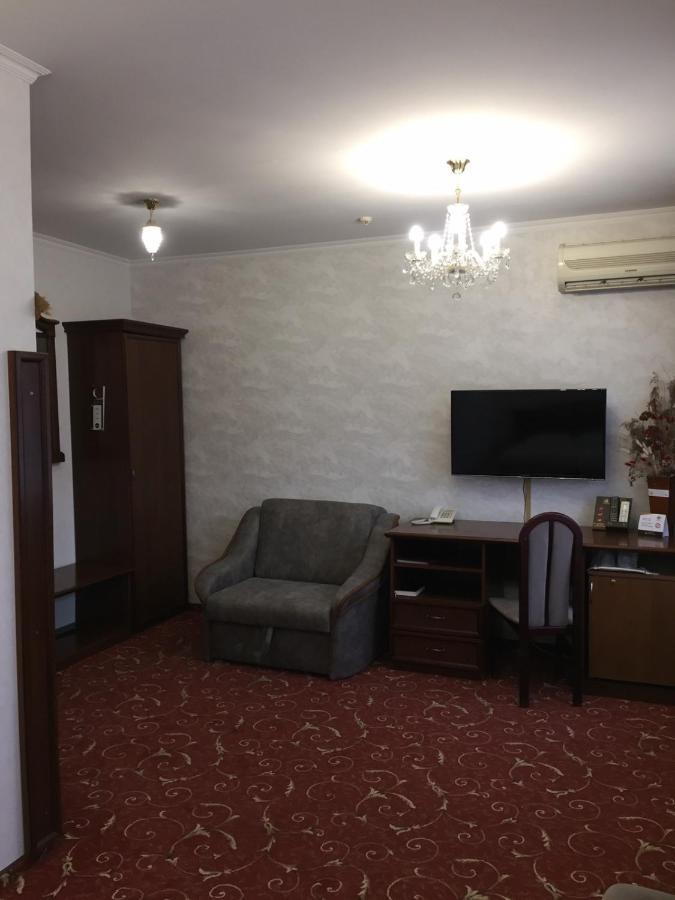 Hotel-Restaurant Lyube Plus Khmelʼnytsʼkyy Buitenkant foto