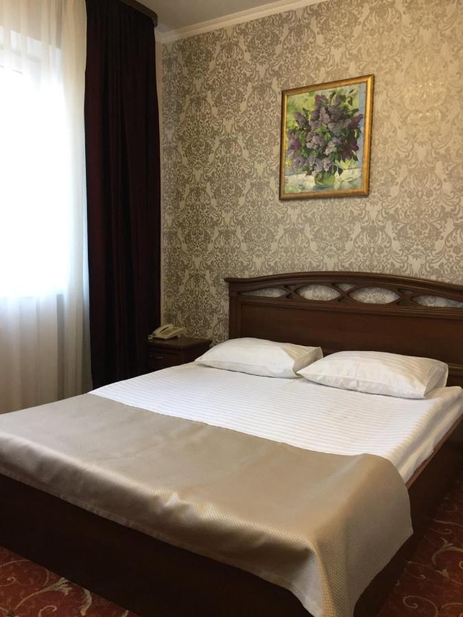 Hotel-Restaurant Lyube Plus Khmelʼnytsʼkyy Buitenkant foto