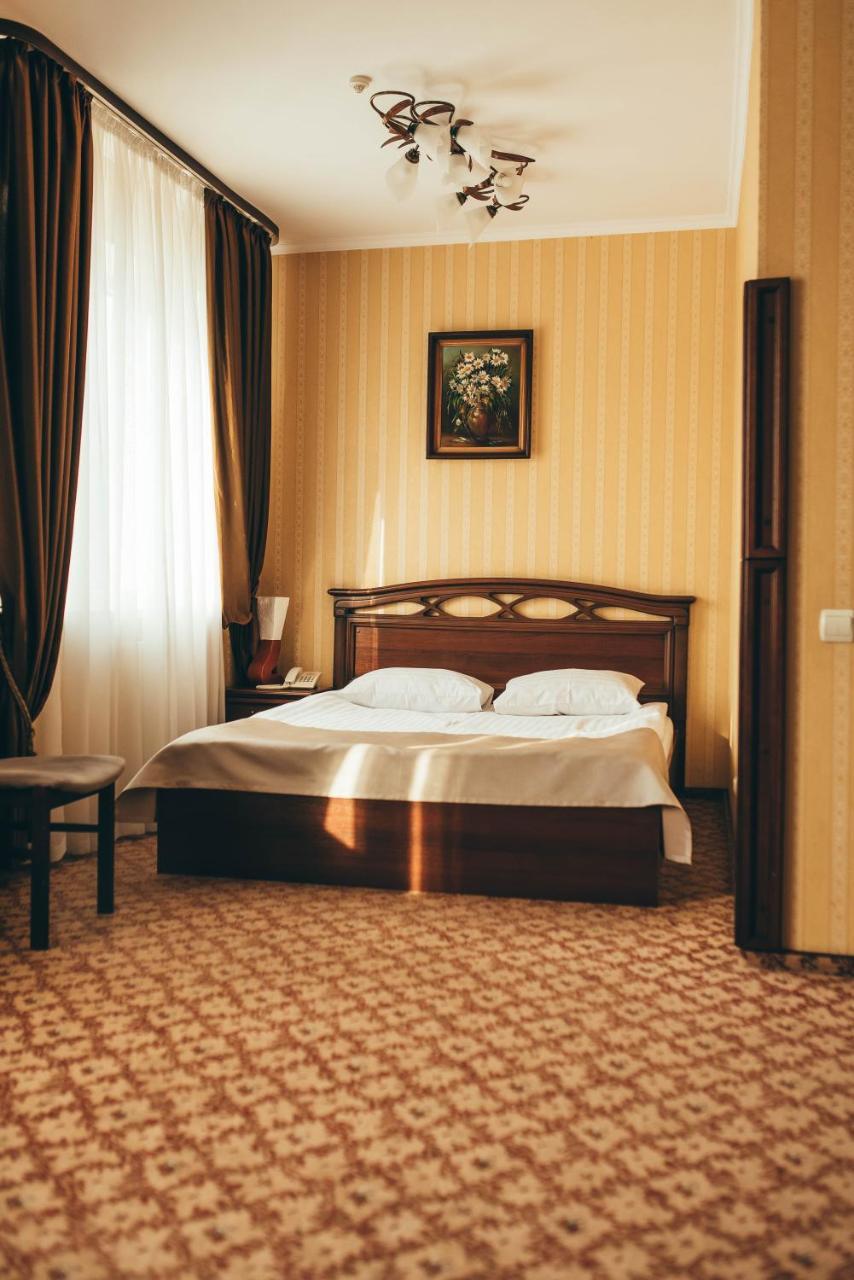 Hotel-Restaurant Lyube Plus Khmelʼnytsʼkyy Buitenkant foto