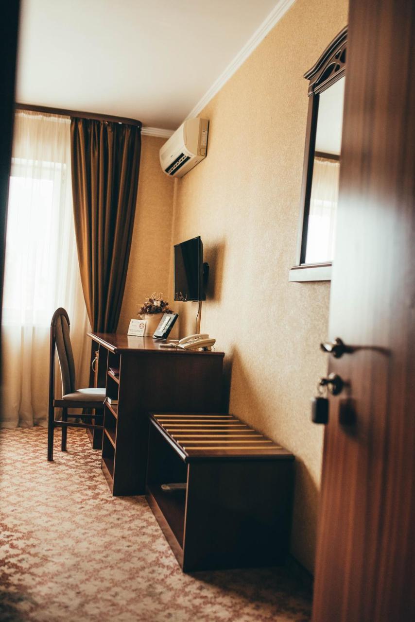 Hotel-Restaurant Lyube Plus Khmelʼnytsʼkyy Buitenkant foto