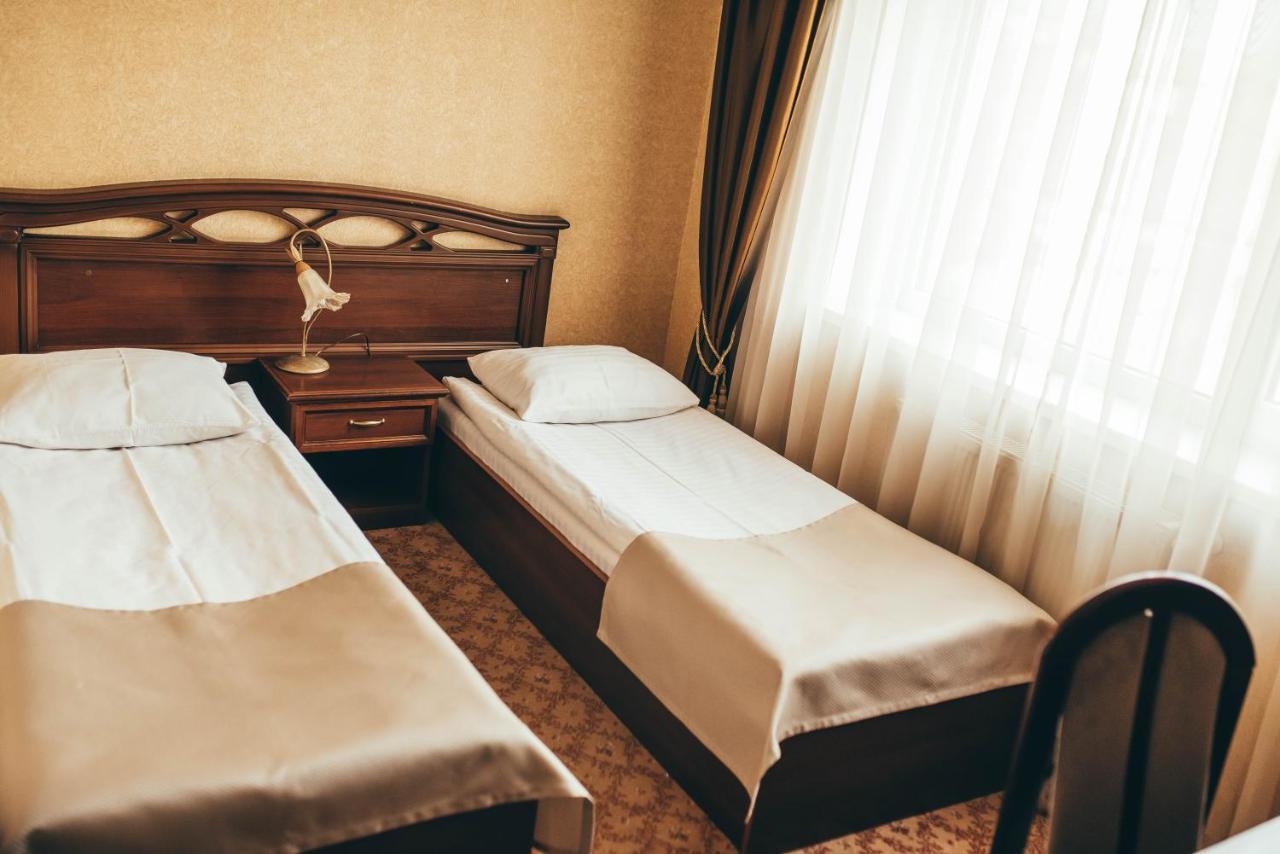 Hotel-Restaurant Lyube Plus Khmelʼnytsʼkyy Buitenkant foto