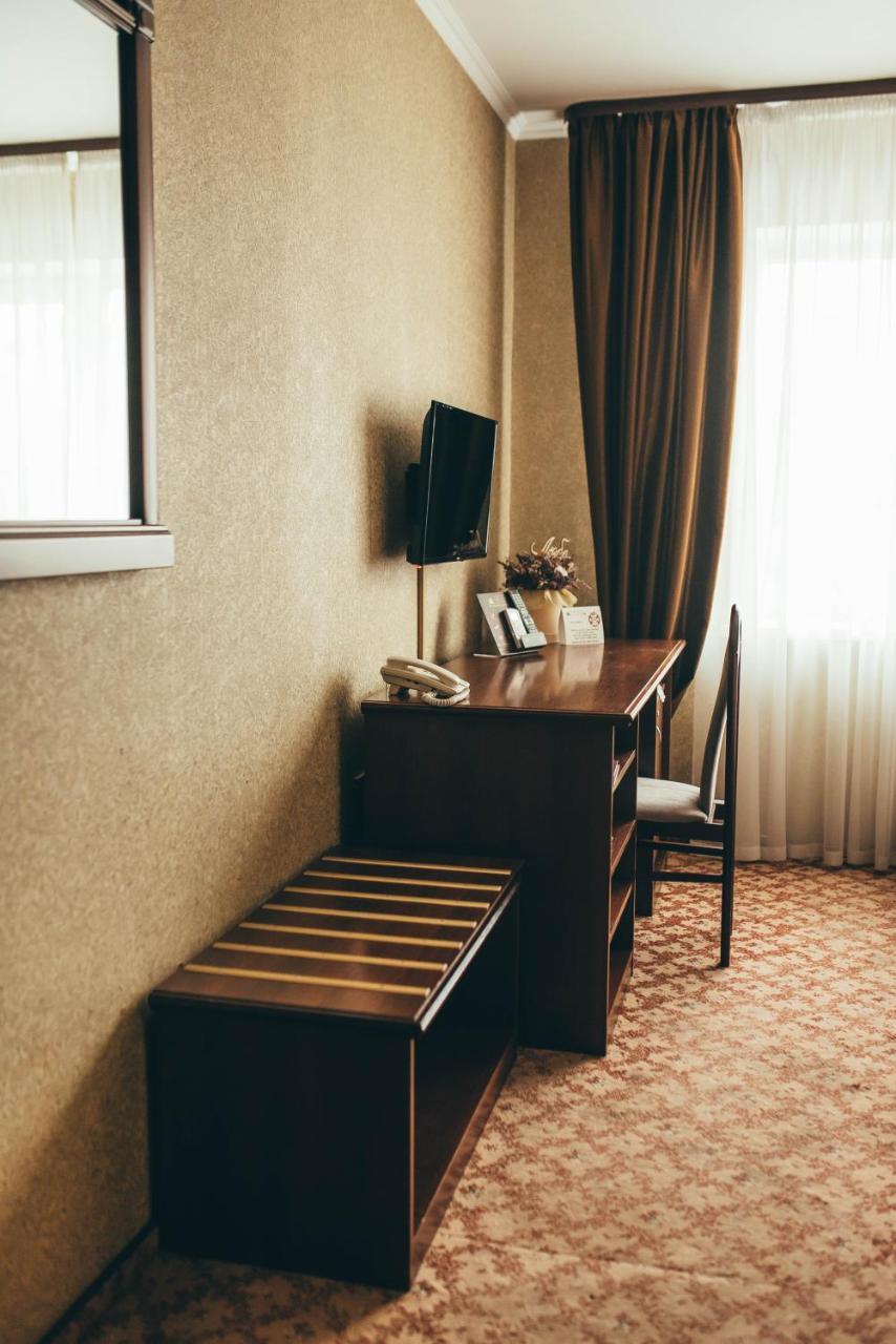 Hotel-Restaurant Lyube Plus Khmelʼnytsʼkyy Buitenkant foto
